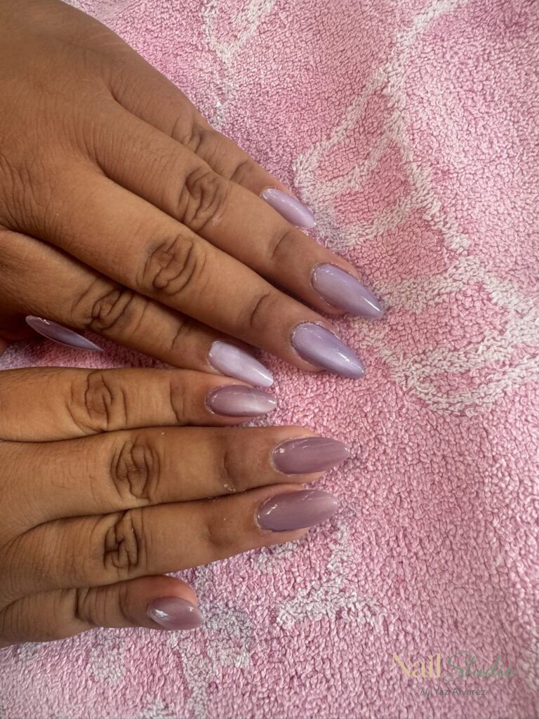 Ojo de gato en lila: extensiones de soft gel que enamoran