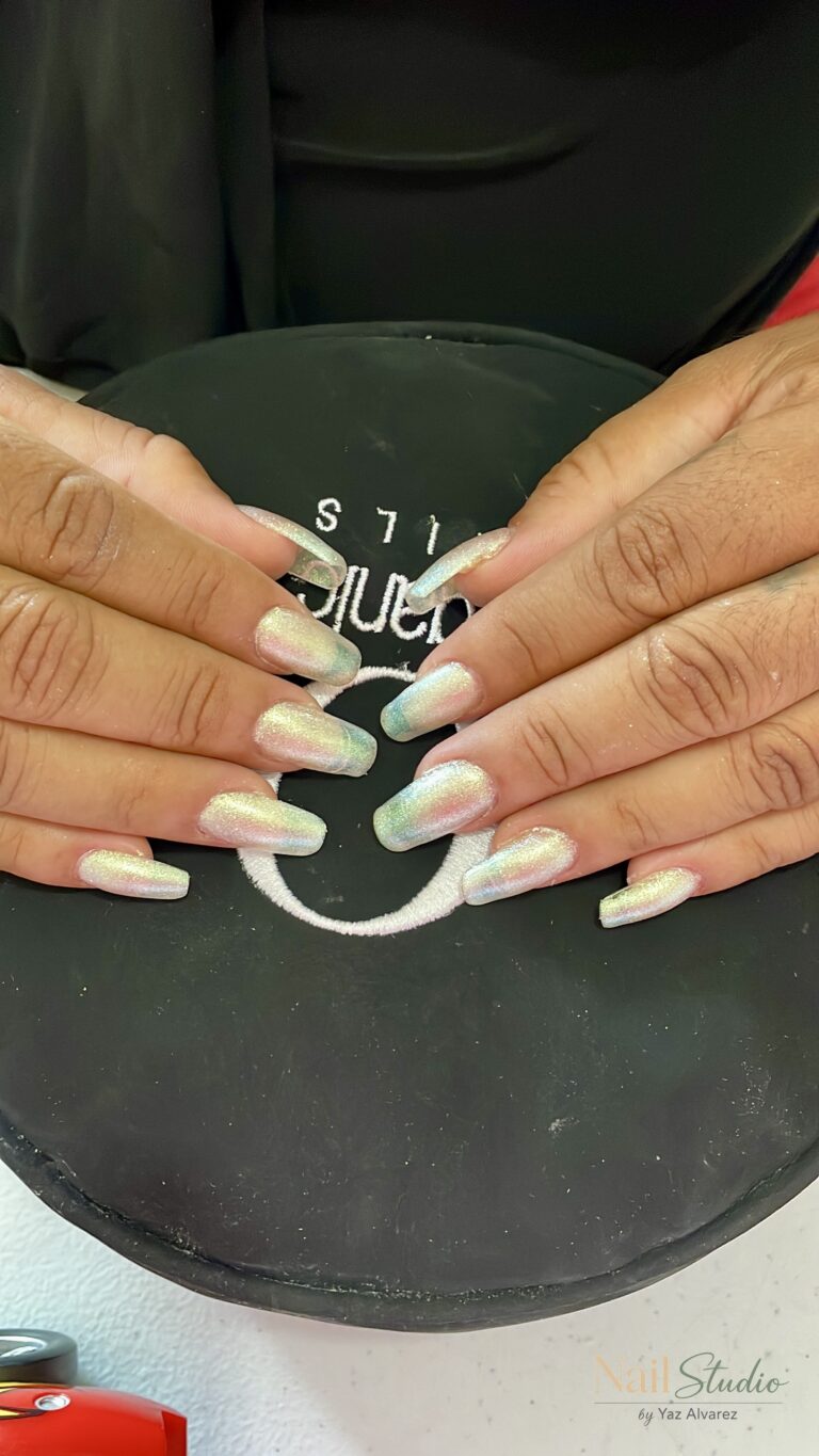 Uñas efecto tornasol en soft gel: el brillo sirena que enamora en Cozumel